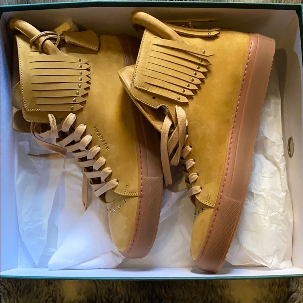 Size 8 - Picture 2 of 4